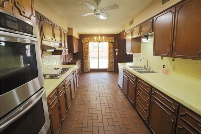 1000 W 6th Street, Mcgregor, TX 76657