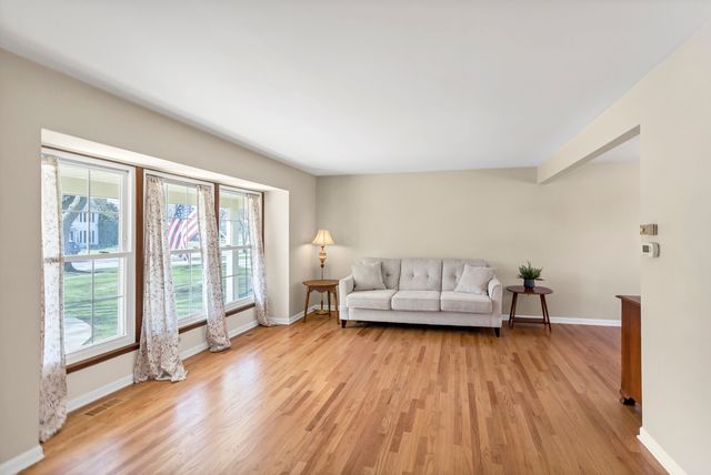 915 N Saratoga Drive, Palatine, IL 60074