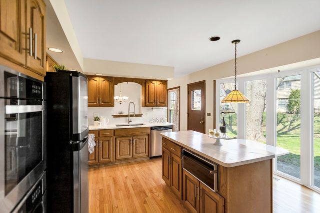 915 N Saratoga Drive, Palatine, IL 60074