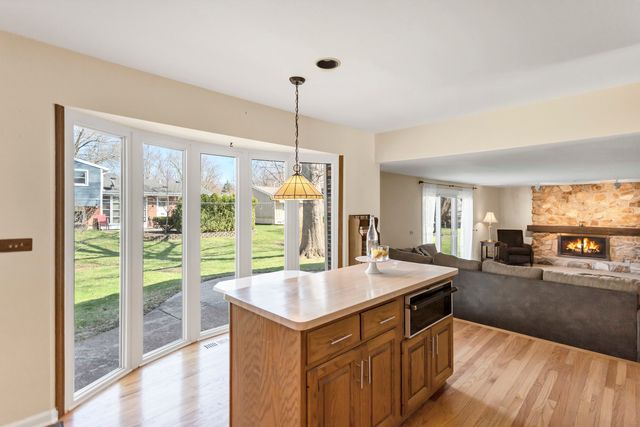 915 N Saratoga Drive, Palatine, IL 60074