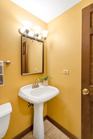 915 N Saratoga Drive, Palatine, IL 60074