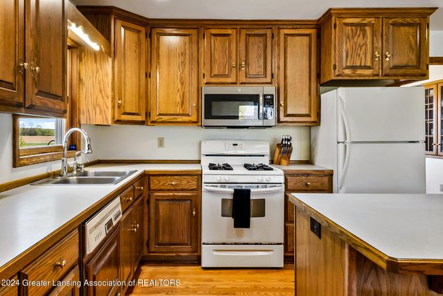 7757 N Forest Hill Road, St. Johns, MI 48879