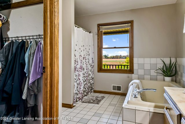 7757 N Forest Hill Road, St. Johns, MI 48879