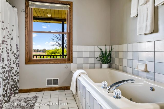 7757 N Forest Hill Road, St. Johns, MI 48879