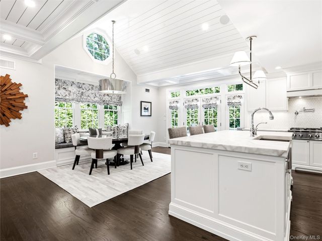 29 Hawthorne Place, Manhasset, NY 11030