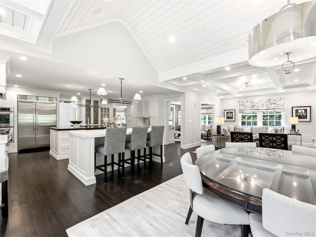29 Hawthorne Place, Manhasset, NY 11030