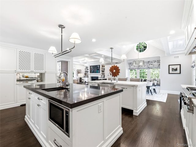 29 Hawthorne Place, Manhasset, NY 11030