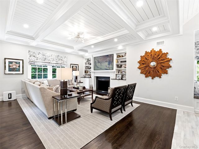 29 Hawthorne Place, Manhasset, NY 11030