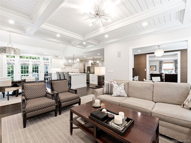 29 Hawthorne Place, Manhasset, NY 11030