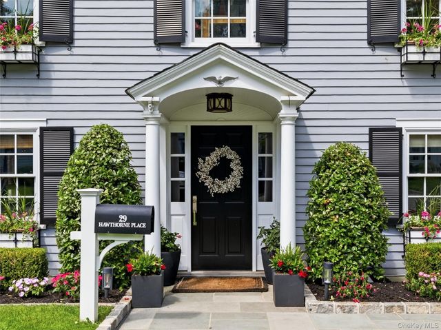 29 Hawthorne Place, Manhasset, NY 11030