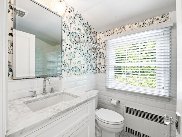 29 Hawthorne Place, Manhasset, NY 11030