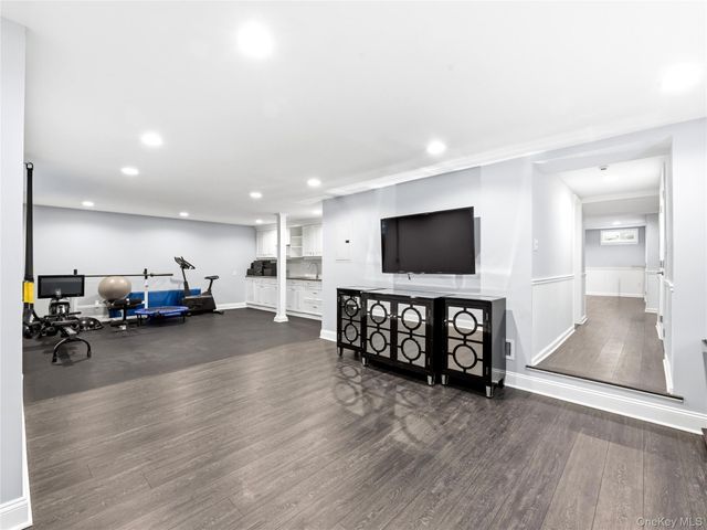 29 Hawthorne Place, Manhasset, NY 11030