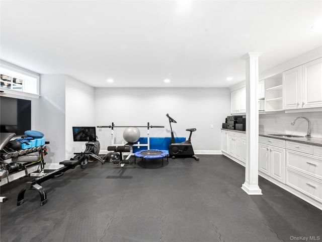 29 Hawthorne Place, Manhasset, NY 11030