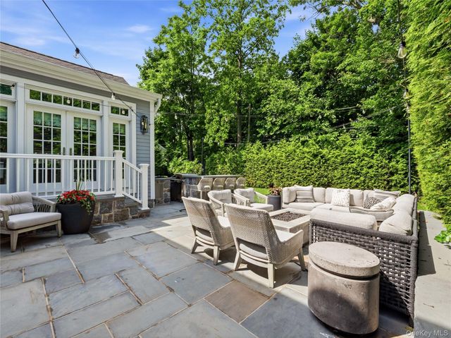 29 Hawthorne Place, Manhasset, NY 11030