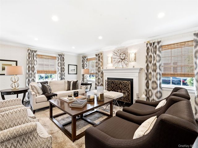 29 Hawthorne Place, Manhasset, NY 11030