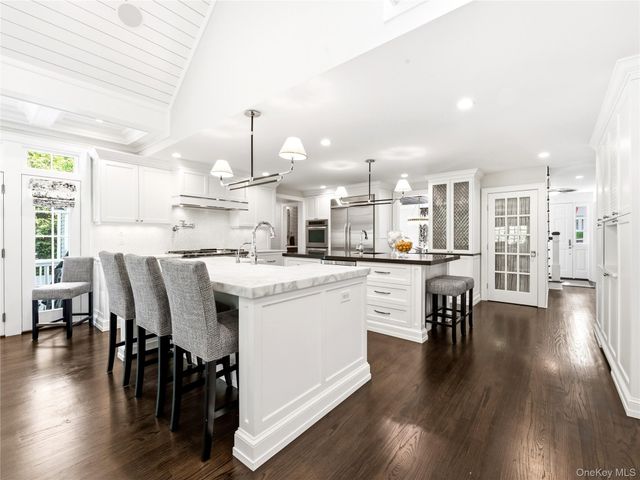 29 Hawthorne Place, Manhasset, NY 11030
