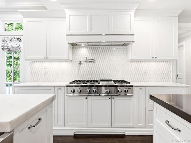29 Hawthorne Place, Manhasset, NY 11030