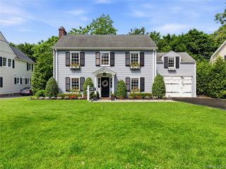 29 Hawthorne Place, Manhasset, NY 11030