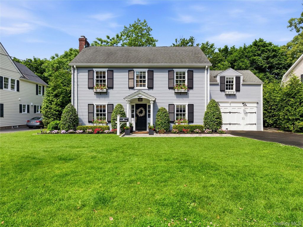 29 Hawthorne Place, Manhasset, NY 11030