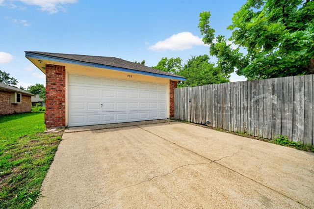 705 Whitewing Drive, Mesquite, TX 75150