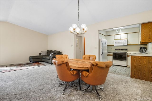 914 North Road, Fenton, MI 48430