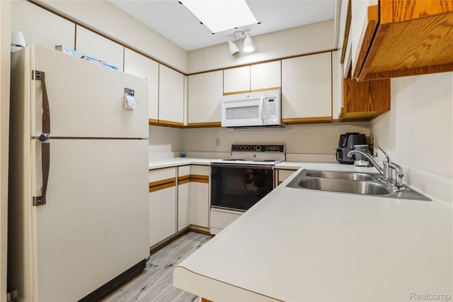 914 North Road, Fenton, MI 48430