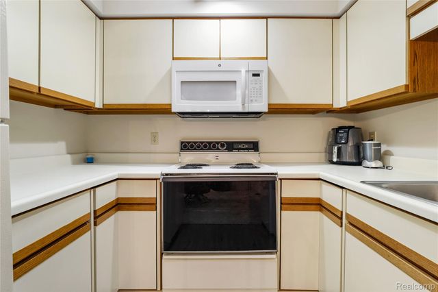 914 North Road, Fenton, MI 48430