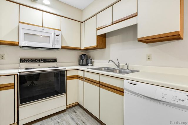 914 North Road, Fenton, MI 48430