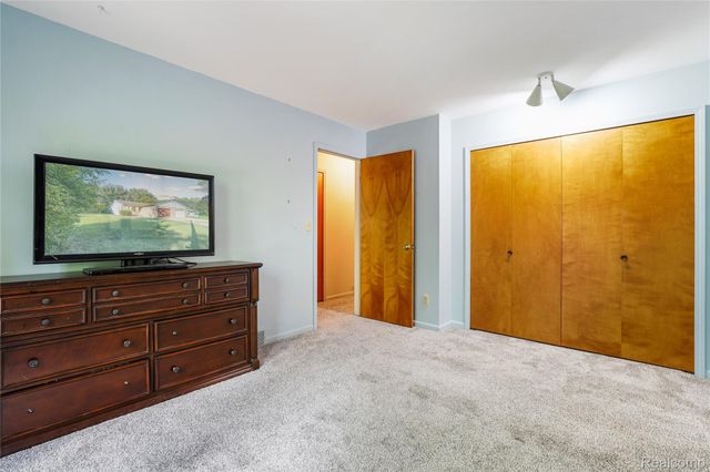 914 North Road, Fenton, MI 48430