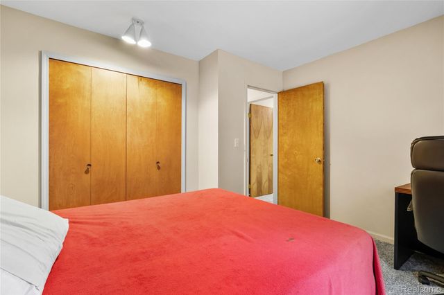 914 North Road, Fenton, MI 48430