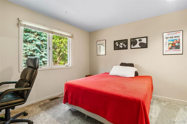 914 North Road, Fenton, MI 48430