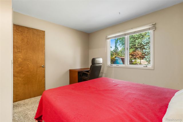 914 North Road, Fenton, MI 48430