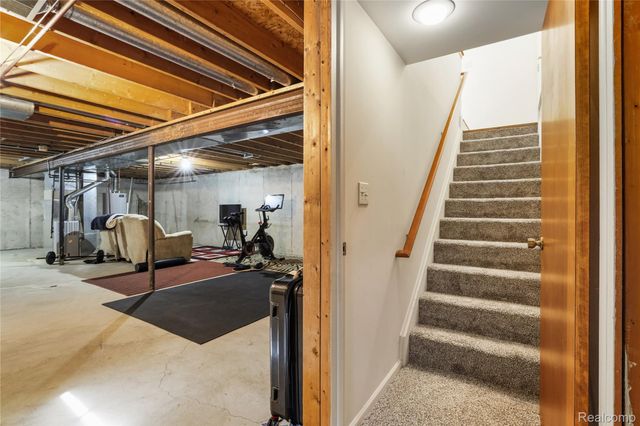 914 North Road, Fenton, MI 48430