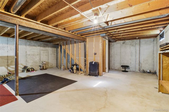 914 North Road, Fenton, MI 48430