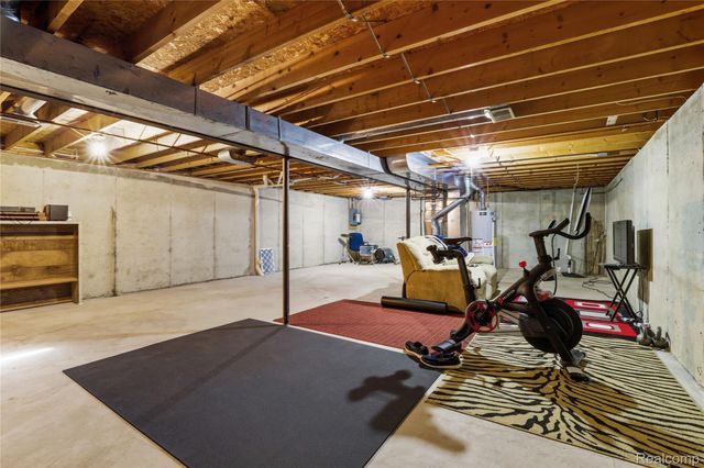 914 North Road, Fenton, MI 48430