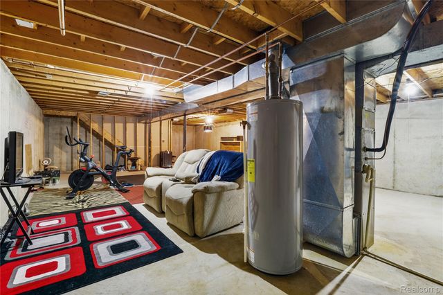 914 North Road, Fenton, MI 48430