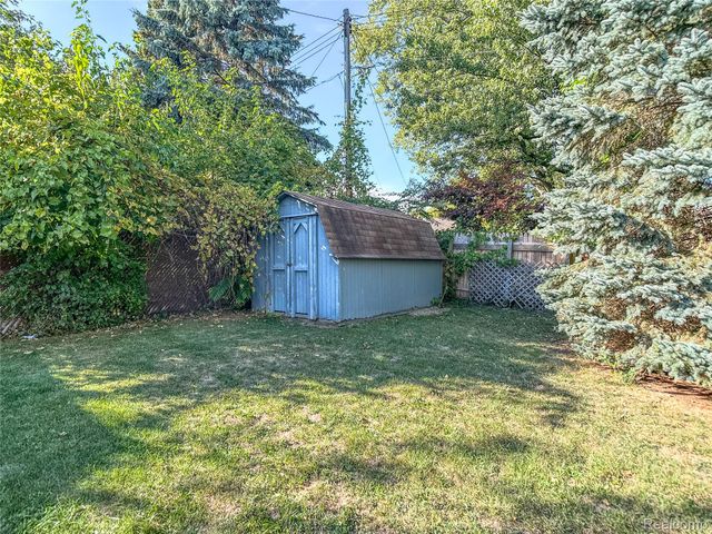 914 North Road, Fenton, MI 48430