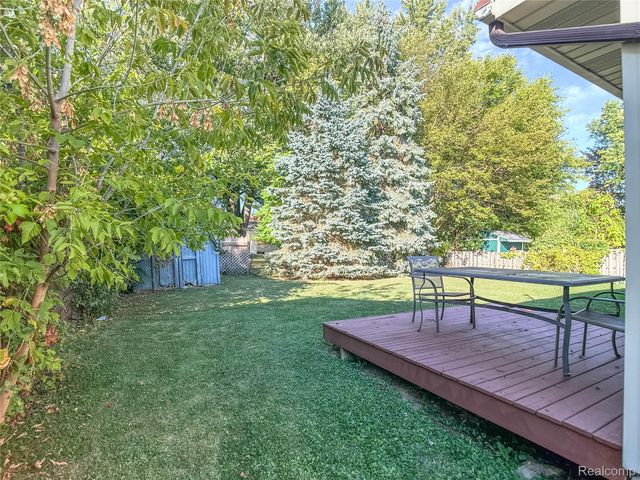 914 North Road, Fenton, MI 48430