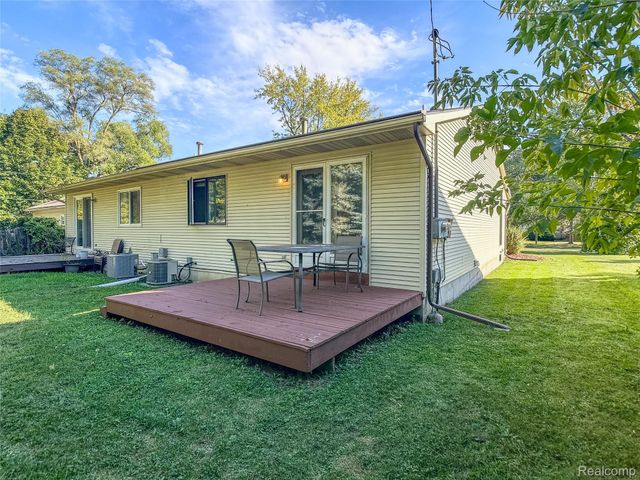 914 North Road, Fenton, MI 48430