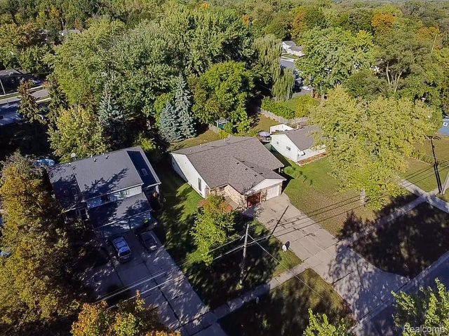 914 North Road, Fenton, MI 48430