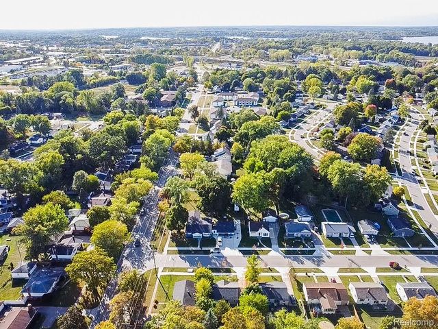 914 North Road, Fenton, MI 48430