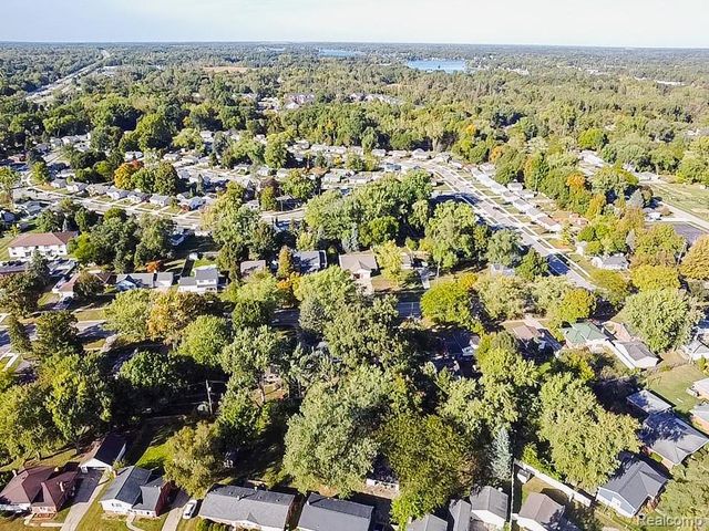 914 North Road, Fenton, MI 48430