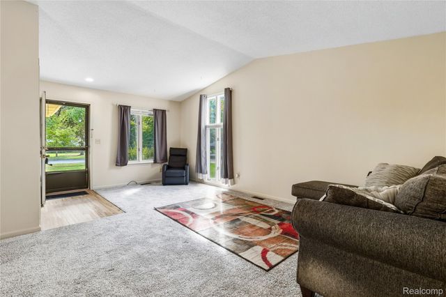 914 North Road, Fenton, MI 48430