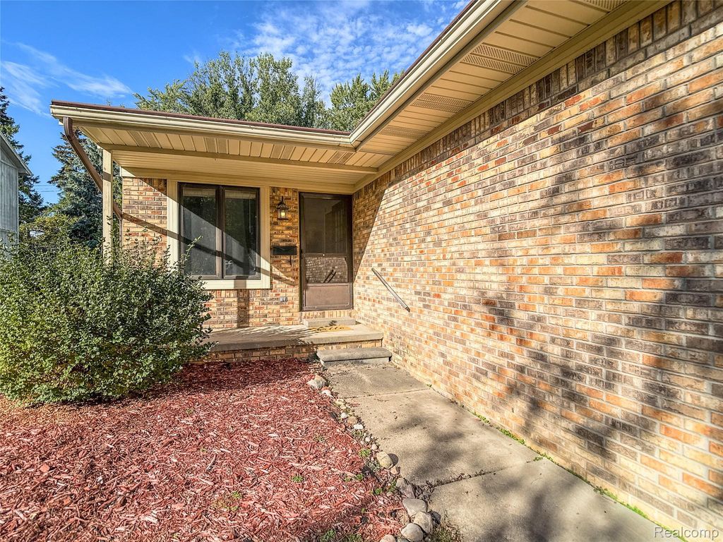 914 North Road, Fenton, MI 48430