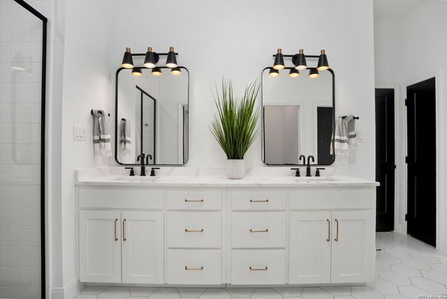 204 Oak Fields Dr.,, Floresville, TX 78114