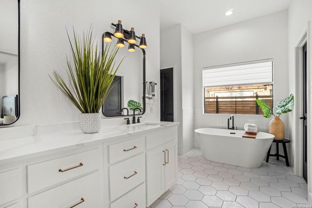 204 Oak Fields Dr.,, Floresville, TX 78114