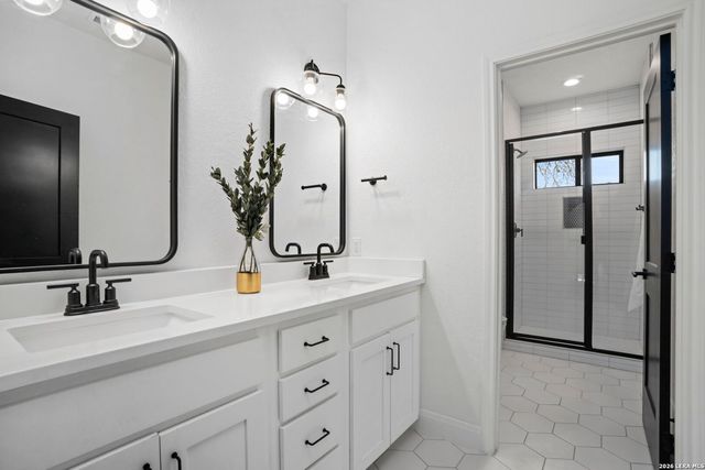 204 Oak Fields Dr.,, Floresville, TX 78114