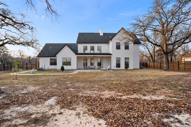 204 Oak Fields Dr.,, Floresville, TX 78114