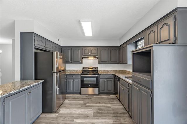 302 16th Avenue S, Greenwood, MO 64034