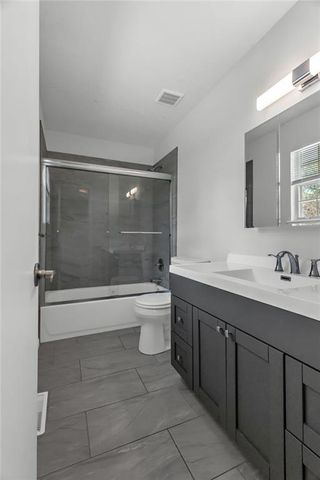 302 16th Avenue S, Greenwood, MO 64034